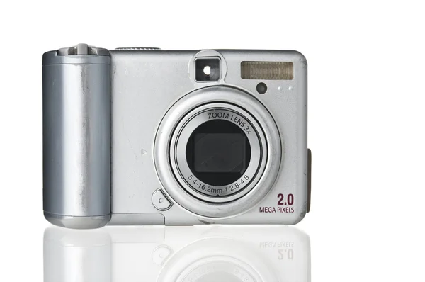 Vecchio stile sporca macchina fotografica compatta su sfondo bianco — Foto Stock