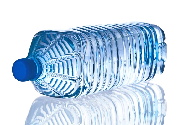 Пластиковая бутылка воды крупным планом — стоковое фото