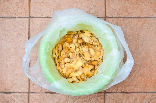 Garbage bin filled potatoes peel — Stock Photo, Image