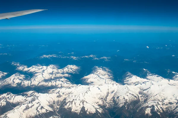 View from airliner window with mountain range — Stock Photo, Image