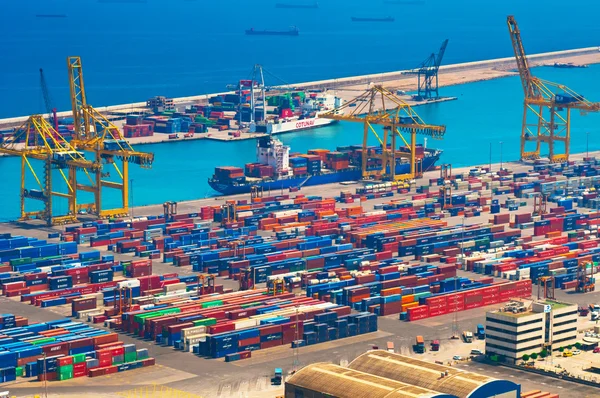 БАРСЕЛОНА, ИСПАНИЯ - 10 июня 2014 г.: Вид на порт контейнера — стоковое фото