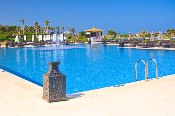Luxuoso resort tropical na piscina — Fotografia de Stock