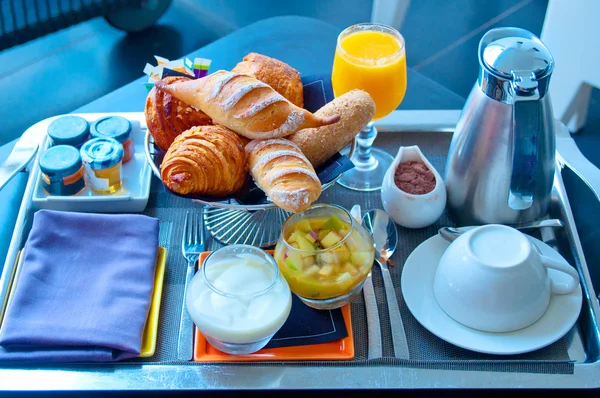 Kontinental frukost med croissanter, sylt, kaffe och orange jui — Stockfoto