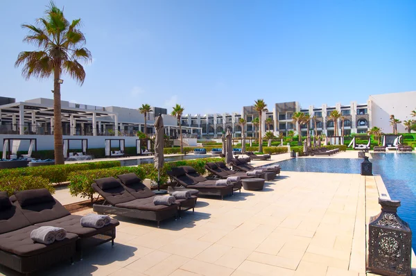 Piscine et chaises longues de l'hôtel — Photo