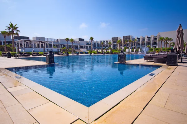 Lyx pool och uteplats på hotel — Stockfoto