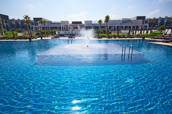 Piscina tropical de luxo no hotel — Fotografia de Stock