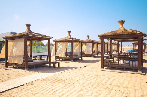 Luxury relax chairs on a beautiful tropical beach — Stock Photo, Image