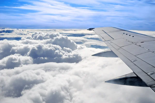 Wing of plane against blue sky — Stock Photo, Image