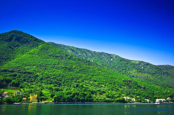 Blue sky above seaside and mountains — Stock Photo, Image