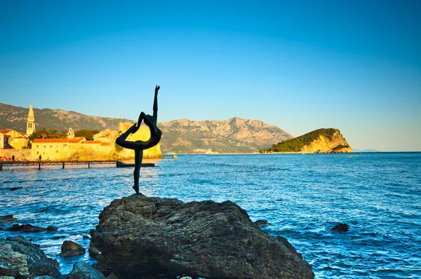 Dancing Girl Statue on the beach of Budva, Montenegro — Stock Photo, Image