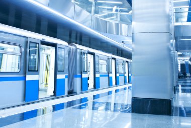  metroya istasyonunda tren
