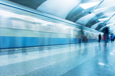 Hareketli tren ve metro istasyonu yolcuları