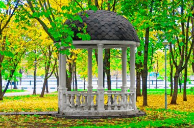 Taş kule ile sonbahar park
