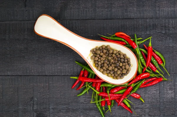 Rood, groen hete pepers en peperkorrels — Stockfoto