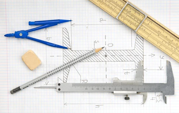 Página con dibujo técnico y herramientas de ingeniería — Foto de Stock