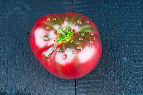 Reife Tomaten Nahaufnahme auf Holzgrund — Stockfoto