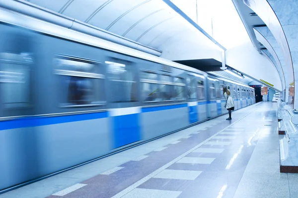 Flicka står vid tunnelbana plattform — Stockfoto