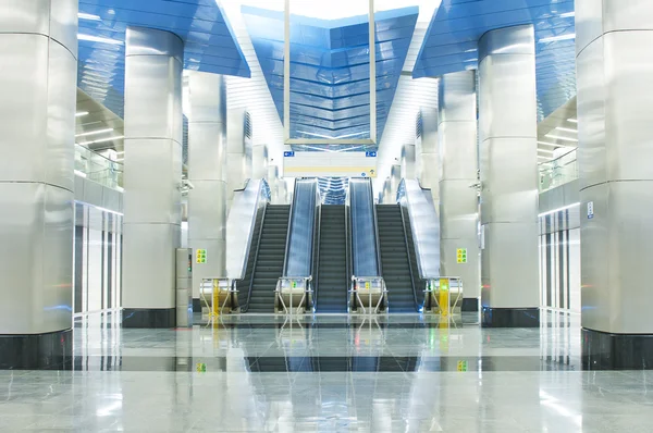 Escadas escada rolante vazias na estação de metrô — Fotografia de Stock