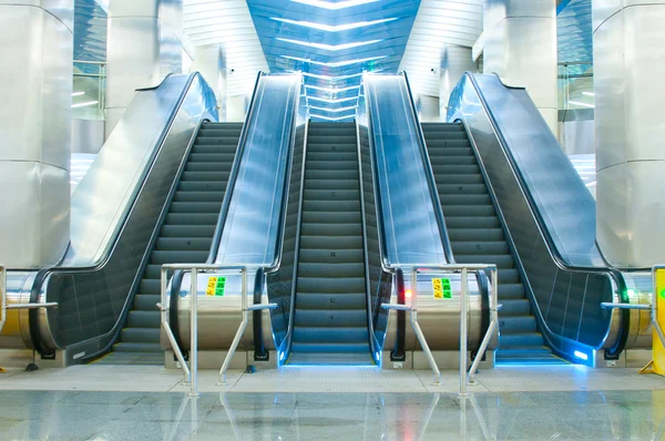 Movendo escada rolante no metrô — Fotografia de Stock
