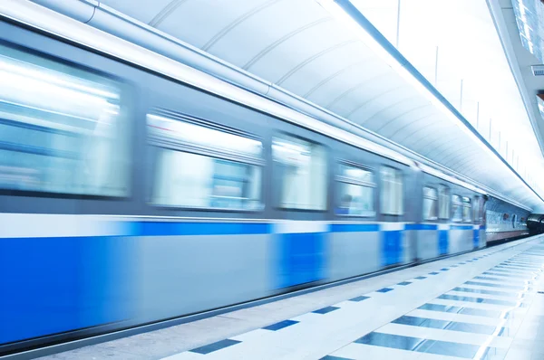 Metro trem na estação de metrô — Fotografia de Stock