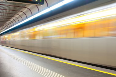 Vienna, Avusturya - 12 Ekim 2014: Hareketli metro treni Schwe