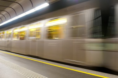 Vienna, Avusturya - 13 Ekim 2014: Hareketli metro treni Schwe