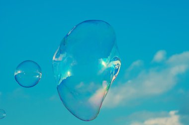 sabun köpüğü havada yüzer