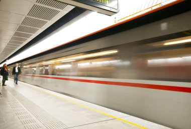 Vienna, Avusturya - 10 Ekim 2014: Hareketli metro treninin toprakları