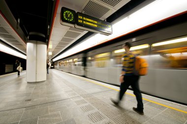 Vienna, Avusturya - 10 Ekim 2014: Metro treni hareket ve geçmek