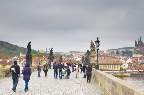 Prague, Tsjechië - 03 November 2014: Charles Bridge in Pr — Stockfoto