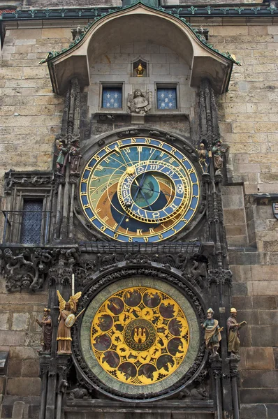 PRAGUE, REPÚBLICA CHECA - NOVEMBRO 02, 2014: Relógio astronômico a — Fotografia de Stock