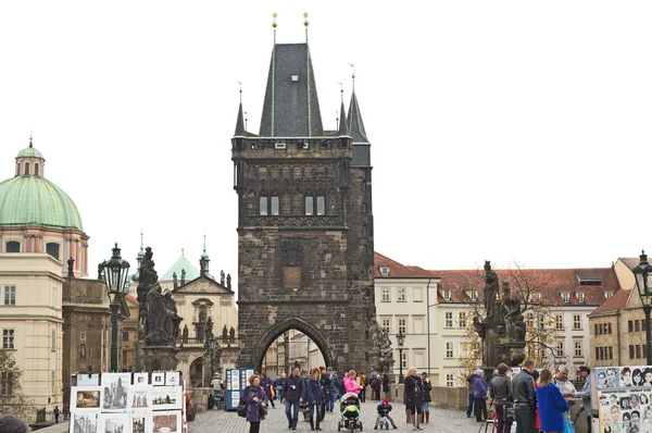 Prague, Tsjechië - 03 November 2014: oude stad brug Towe — Stockfoto
