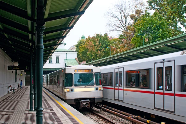 Vienna, Oostenrijk - 11 oktober 2014: Aankomst treinen op metro sta — Stockfoto