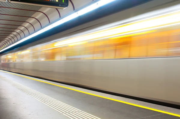 VIENNA, ÁUSTRIA - OUTUBRO 12, 2014: Mudando de trem de metrô em Schwe — Fotografia de Stock