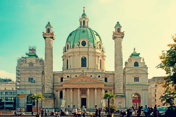 维也纳，奥地利-2014 年 10 月 12 日: 观的著名的圣查尔斯 — 图库照片