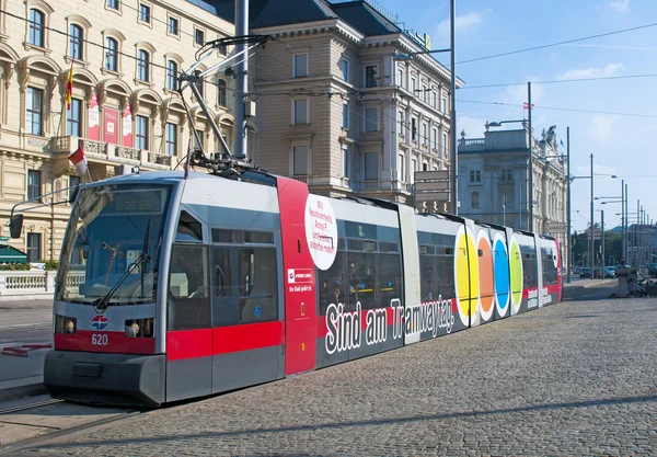 Vienna, Oostenrijk - 12 oktober 2014: Moderne tram in Wenen, Aust — Stockfoto