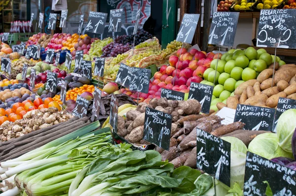 Fresh fruit and vegetables on market — Stock Photo, Image