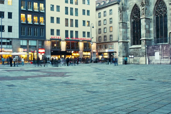 Βιέννη, Αυστρία - 13 Οκτωβρίου 2014: Τουρίστες και ντόπιους περπάτημα — Φωτογραφία Αρχείου