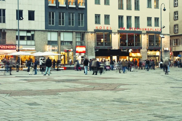 VIENA, AUSTRIA - 13 DE OCTUBRE DE 2014: Turistas y lugareños caminando —  Fotos de Stock
