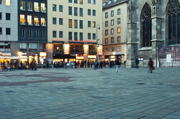 ВЕНА, Австрия - 13 октября 2014 года: Туристы и местные жители ходят пешком — стоковое фото