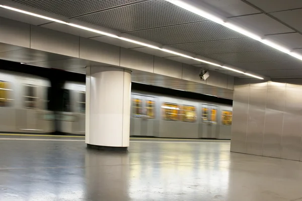 VIENNA, AUSTRIA - OCTOBER 13, 2014: Moving subway train at Steph — Stock Photo, Image