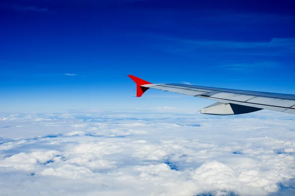 Blick auf Düsenflugzeugflügel mit Wolken — Stockfoto