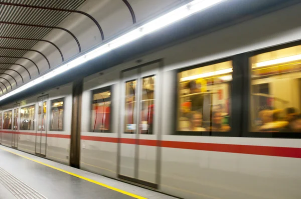 VIENNA, AUSTRIA - OCTOBER 08, 2014: Moving subway train at Schwe — Stock Photo, Image