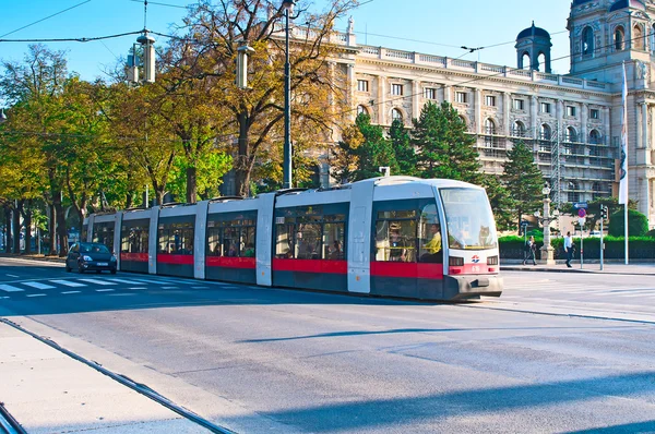 VIENA, AUSTRIA - 09 DE OCTUBRE DE 2014: Tranvía moderno en Viena, Aust —  Fotos de Stock