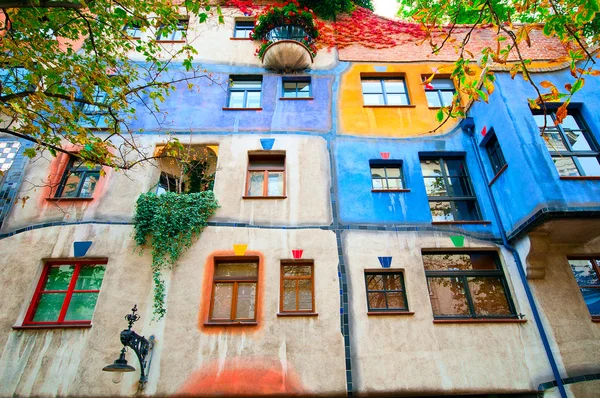 VIENNA, ÁUSTRIA - 10 de outubro de 2014: Hundertwasser Haus em Vienn — Fotografia de Stock