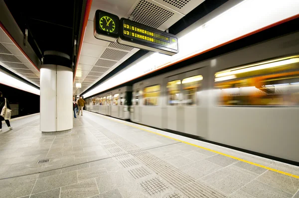 VIENA, ÁUSTRIA - OUTUBRO 10, 2014: Mudança de trem de metrô em Terras — Fotografia de Stock