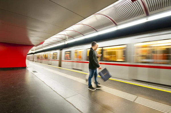 VIENA, AUSTRIA - 10 DE OCTUBRE DE 2014: Tren de metro en movimiento y pase —  Fotos de Stock