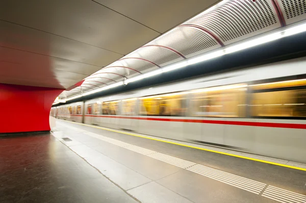 VIENNA, AUSTRIA - OCTOBER 10, 2014: Moving subway train at Schwe — Stock Photo, Image