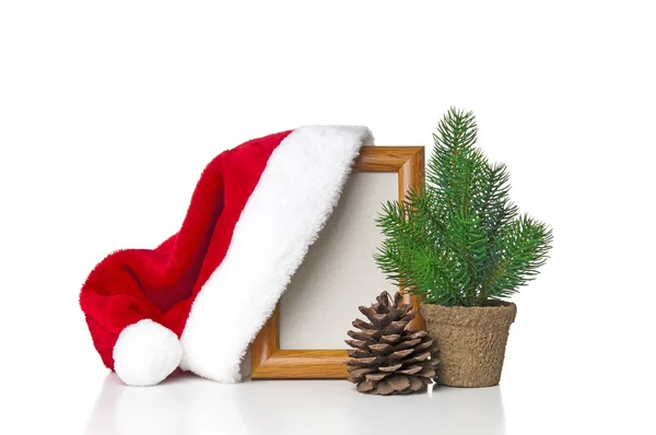 Sombrero de Navidad colgado en el marco aislado sobre fondo blanco — Foto de Stock