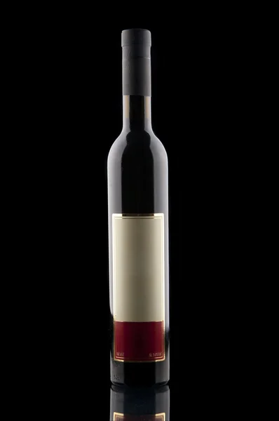 Garrafa de vinho no fundo preto — Fotografia de Stock